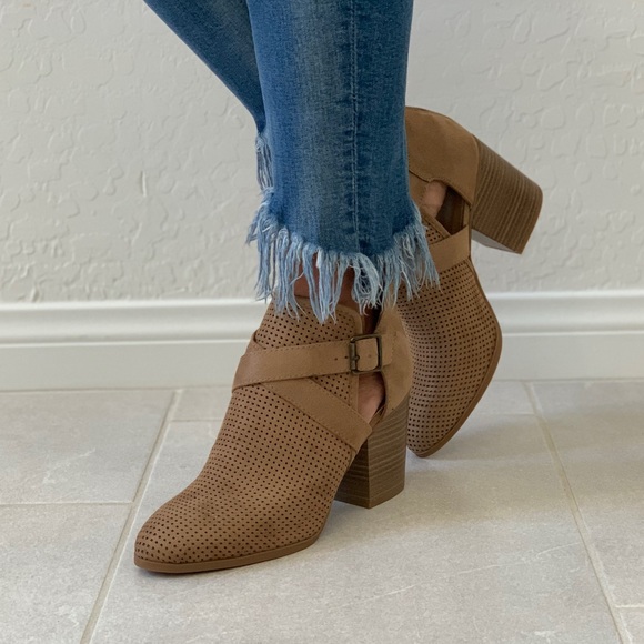 NIB Chic Perforated Buckle High Block Heel Booties - Picture 7 of 8